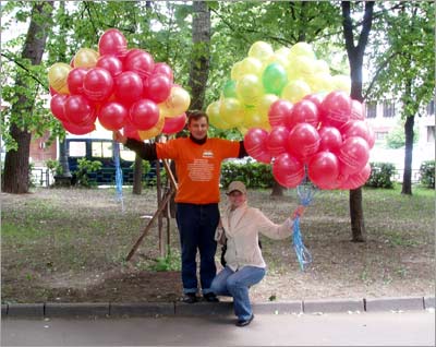 Раздача цветных шаров в Москве